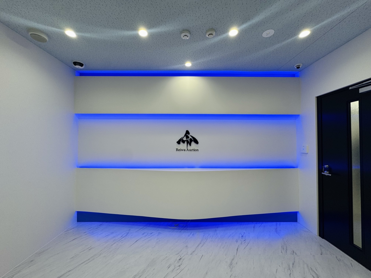 白と青で仕上げたオフィスエントランス