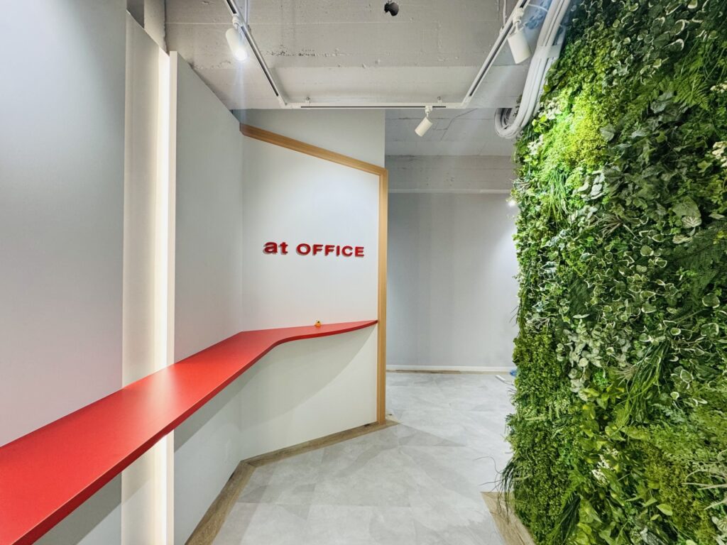 天井ボードを撤去し、コーポレートカラーで仕上げたオフィス内装