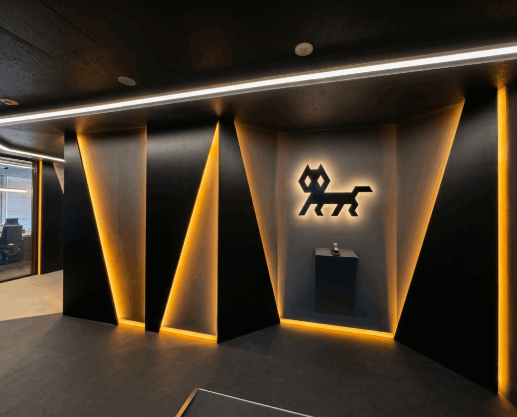 会社ロゴとコーポレートカラーを使用しデザインしたオフィス内装