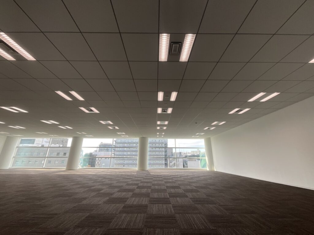 エントランス、オフィス内にグリーンをあしらい仕上げたオフ...