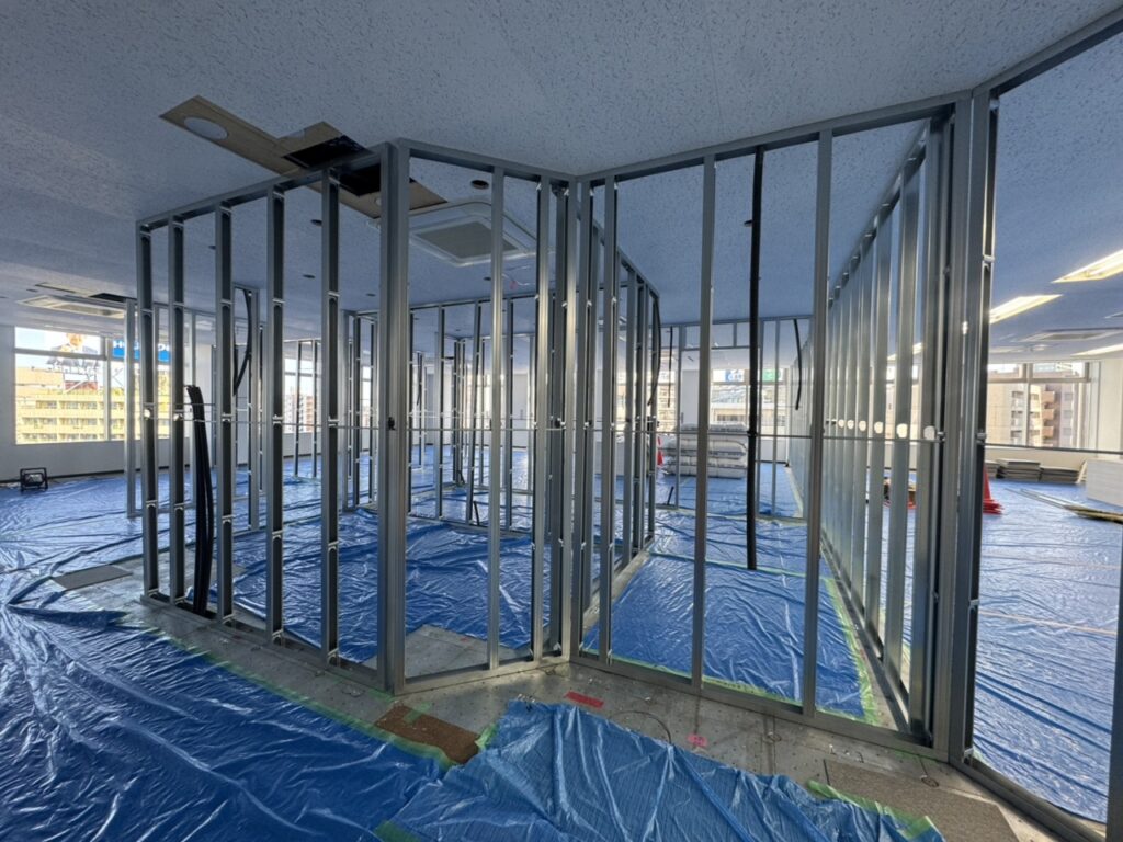 会社ロゴとコーポレートカラーを使用しデザインしたオフィス内装