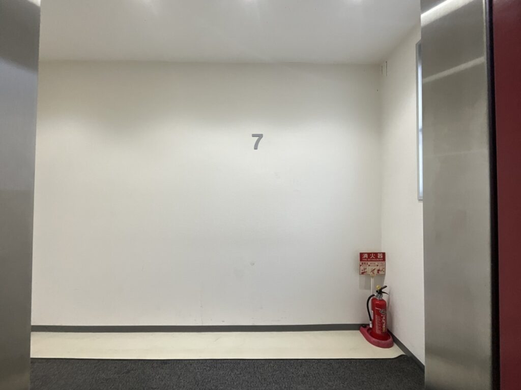 鏡面加工を仕様しスペース活用したオフィス内装