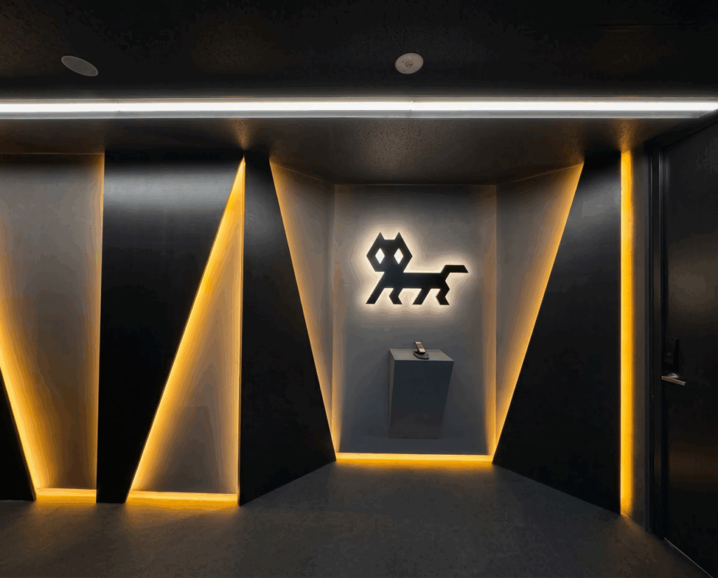 会社ロゴとコーポレートカラーを使用しデザインしたオフィス内装