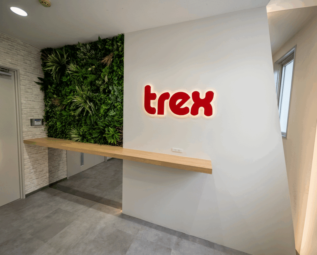 鏡面加工を仕様しスペース活用したオフィス内装