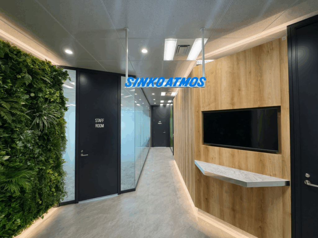 エントランス、オフィス内にグリーンをあしらい仕上げたオフィス内装